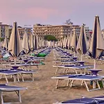 Bright Flat With Shared Garden ביביונה