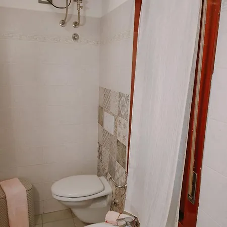 Recently Refurbished Two Bedroom Flat In Apartmán *